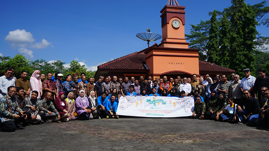 Pengurus Pusat, Pengurus Daerah, Dewan Pengawas, perwakilian lembaga afiliasi dan sivitas akademika Akatirta dengan latar belakang salah satu bangunan calon kampus kedua Akatirta.